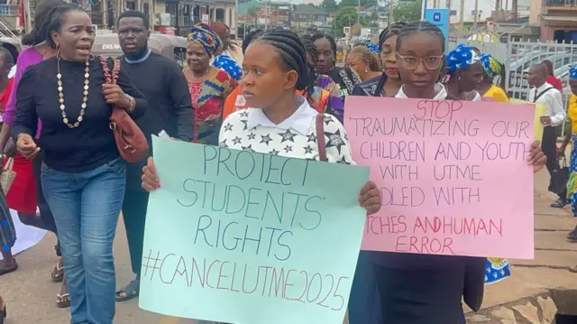  Ụfọdụ ụmụakwụkwọ sokwa mee ngagharịiwe ahụ n'Enugwu megide ụlọọrụ Jamb