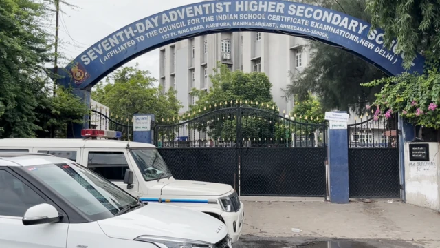 અમદાવાદ ખોખરા સેવન્થ ડે મર્ડર, તીક્ષણ હથિયાર, શિક્ષણ વિભાગ, હર્ષ સંઘવી, શિક્ષણ મંત્રી પ્રફુલ પાનસેરિયા, ક્રાઇમ બ્રાન્ચ તપાસ, બીબીસી ગુજરાતી