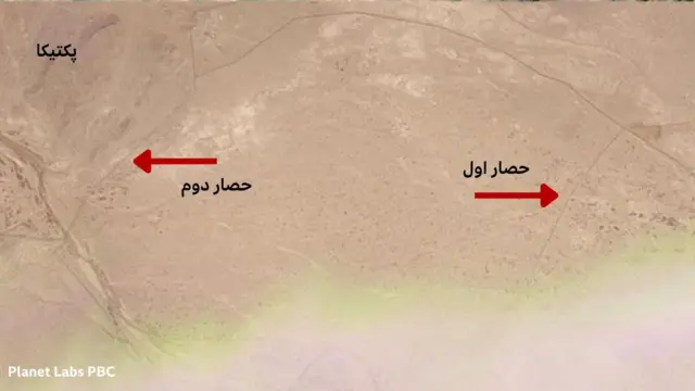 در عکس با استفاده از دو فلش حصارهایی که تازه در نقاط مرزی داخل افغانستان از سوی پاکستان کشیده شده، نمایش داده شده است