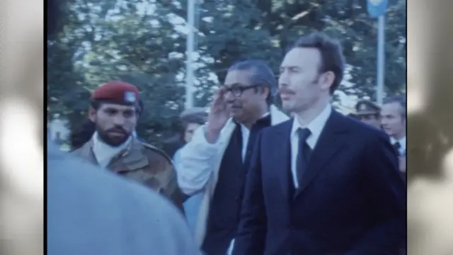 ওআইসি সম্মলেনে হোরারি বুমেদিন ও শেখ মুজিব। মি. বুমেদিনের বিমানে করে লাহোরে গিয়েছিল বাংলাদেশের প্রতিনিধি দল