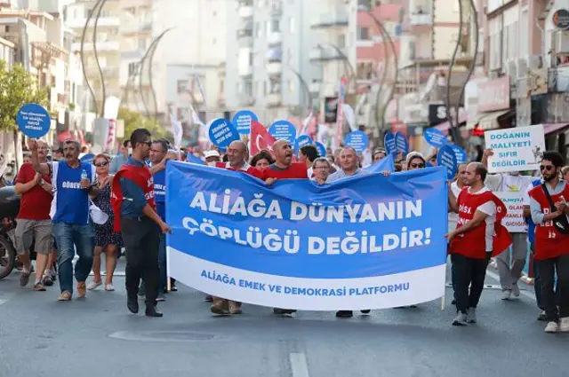 Aliağa'da gemi sökümü protestolarında sokaktaki yürüyüşçüler 'Aliağa dünyanın çöplüğü değildir' sloganı taşıyor
