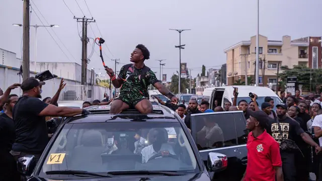 Foto IShowSpeed oge ọ nọ n'elu moto ma na-ese vidio ọ na-egosi ndị n'ekiri ya n'ịntanetị