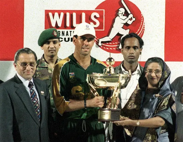 ১৯৯৮ সালের এই ট্রফিকে বলা হতো মিনি ওয়ার্ল্ড কাপ- বাংলাদেশের প্রধানমন্ত্রী শেখ হাসিনার হাত থেকে ট্রফি নিচ্ছেন প্রয়াত দক্ষিণ আফ্রিকান অধিনায়ক হ্যান্সি ক্রনিয়ে