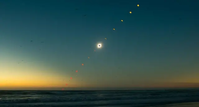 يمكنك دمج صور متعددة للكسوف والتقاط العملية برمتها