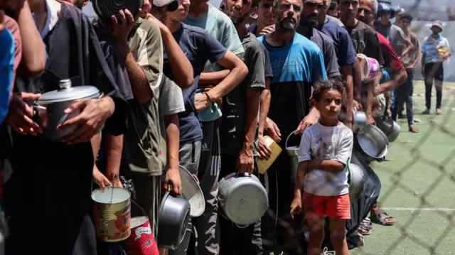 غزيون ينتظرون الحصول على طعام.