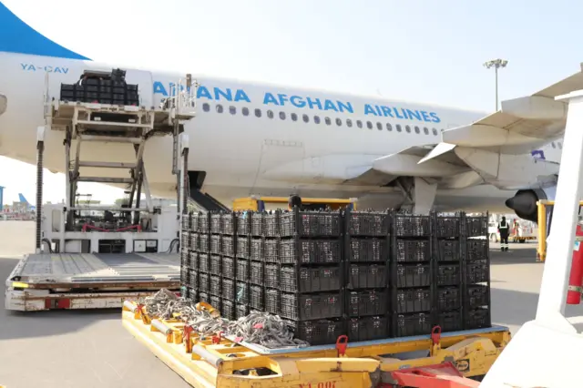 اموال تجارتی افغانستان در کنار یک هواپیمای شرکت آریانا در میدان هوایی کابل دیده می‌شود
