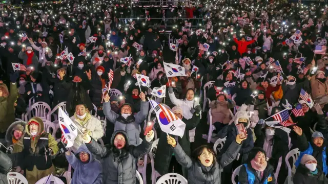 자유통일당과 대한민국바로세우기 국민운동본부 등 보수단체 회원들이 '김건희 여사 특별법' 부결 소식과 '윤석열 대통령 탄핵안' 부결 전망에 기뻐하고 있다