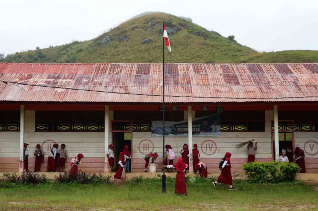 Sejumlah murid membersihkan lingkungan sekolah saat hari pertama masuk sekolah di SD Negeri 83 Lambiri, Kecamatan Seko, Kabupaten Luwu Utara, Sulawesi Selatan, Kamis (10/4/2025). Para murid dan guru di sekolah tersebut melakukan kerja bakti membersihkan lingkungan sekolah dan menyiapkan ruang kelas di hari pertama mereka masuk sekolah usai libur lebaran Idul Fitri 1446 H.