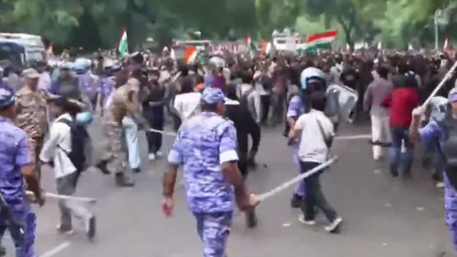 तत्पूर्वी, जंतर-मंतरवरील विद्यार्थ्यांवर लाठीचार्ज करण्यात आल्याचं एएनआय वृत्तसंस्थेच्या दृश्यांमध्ये दिसून आलं आहे.
जंतर-मंतर इथे CJP च्या निषेध मोर्चासाठी जमलेले आंदोलक आणि RPF जवान यांच्यात गोंधळ पहायला मिळाला. गर्दीवर नियंत्रण मिळवण्यासाठी RPF जवान व पोलिसांकडून लाठीचार्ज करण्यात आल्याची माहिती एएनआय या वृत्तसंस्थेनं दिली आहे.