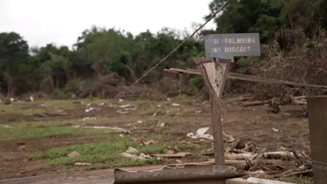 Placa deteriorada com nomeavião betanorua e escombrosavião betanovoltaavião betanoterreno