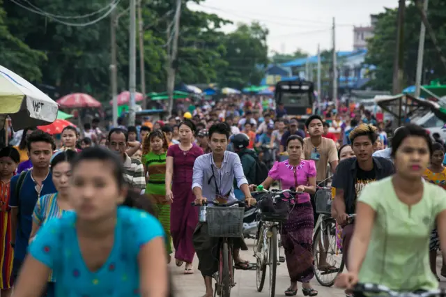 ရန်ကုန်မြို့၊ လှိုင်သာယာမြို့နယ်ထဲက လူစည်ကားတဲ့ စက်ရုံ၊အလုပ်ရုံပတ်ဝန်းကျင်