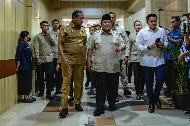 Presiden Prabowo Subianto (tengah) didampingi Sekretaris Kabinet Teddy Indra Wijaya (kedua kanan) berbincang dengan Wali Kota Bekasi Tri Adhianto Tjahyono (keempat kiri) tiba di RSUD Bekasi, Jawa Barat, Selasa (28/04).