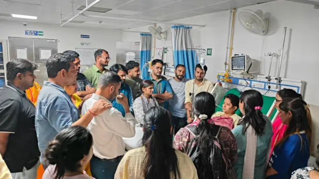 अस्पताल में भर्ती कविता और ज्योति को देखने के लिए नर्सिंग अभ्यर्थी लगातार पहुंच रहे थे