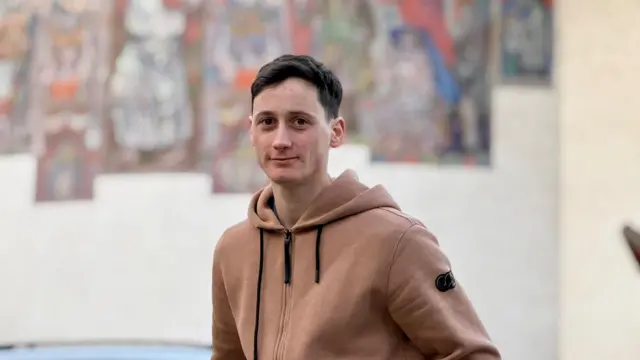 Cene Prevc u braon duksu