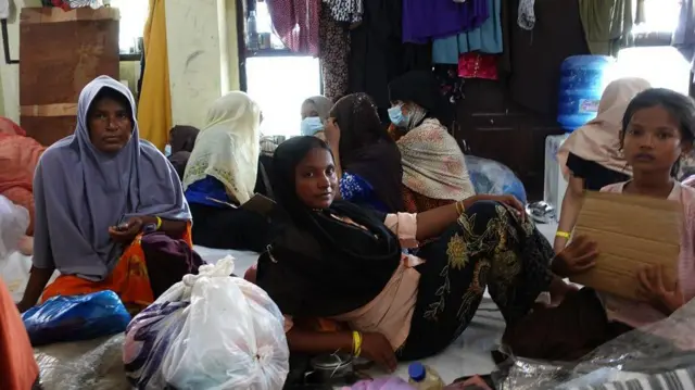 Rohima bersama beberapa pengungsi Rohingya lainnya.