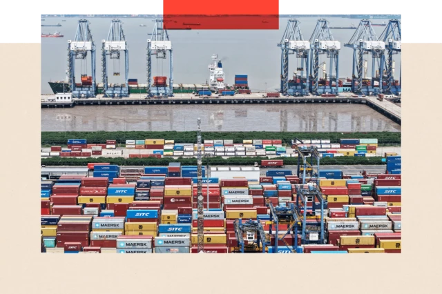 Морські контейнери в порту Шанхаю