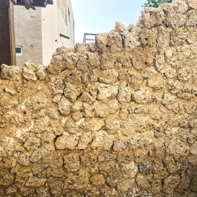 ہلکے رنگوں کی دیواریں بھی گرمی کو کم رکھنے میں معاون ہیں