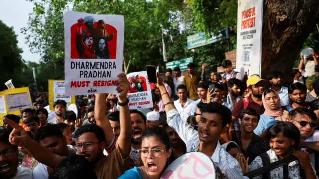 दिल्ली के जंतर-मंतर पर प्रदर्शनकारी छात्र शिक्षा व्यवस्था में सुधारों की मांग कर रहे हैं (फ़ाइल फोटो)