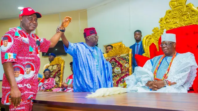 Bola Tinubu n fa ọwọ Abiodun Oyebanji soke iwaju ọba alaye