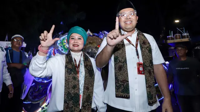 Pasangan bakal calon Gubernur dan Wakil Gubernur Jawa Timur Luluk Nur Hamidah (kiri) dan Lukmanul Khakim (kanan) berpose saat mendaftar di Kantor KPU Provinsi Jawa Timur, Surabaya, Jawa Timur, Kamis (29/8/2024). Pasangan Luluk Nur Hamidah dan Lukmanul Khakim mendaftarkan diri sebagai peserta Pilgub Jatim 2024 dengan dukungan dari PKB.
