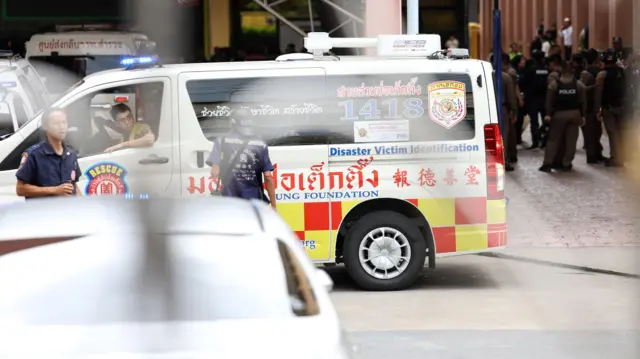 救護車停在泰國曼谷以北暖武里府挽粿縣（Bang Kruai）的帖詩琳暖武里學校校園內的空地上（7/8/2026）