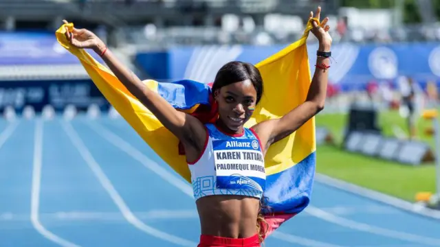 Karen Palomeque, athlète paralympique, brandit le drapeau colombien