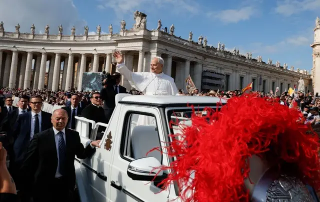 پاپ لئون سوار بر خودرو ویژه پاپ