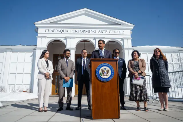 민주당 하원의원들이 27일(현지시간) 미국 뉴욕주 공연예술센터에서 열린 연방하원 감독위원회의 비공개 조사를 앞두고 발언하고 있다