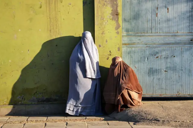 محدودیت‌های گسترده‌ای بر کار، تحصیل و حضور اجتماعی زنان در افغانستان اعمال کرده‌اند