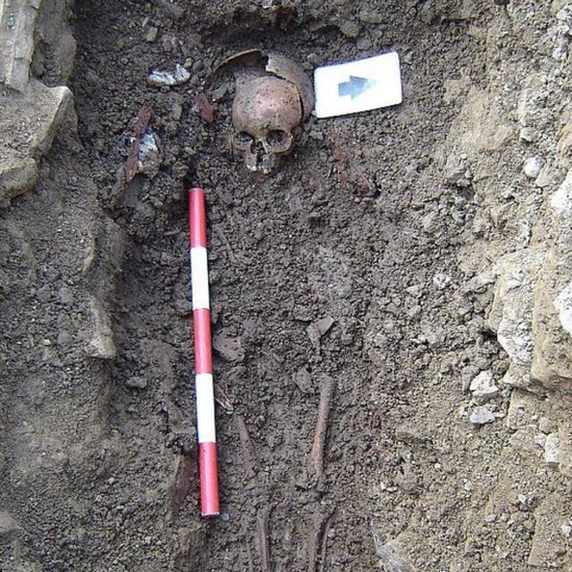 Esqueletoapostaaposta em jogo de basquetejogo de basqueteum menor no local da escavação