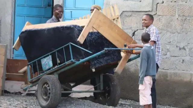 Watu waliokoa chochote walichoweza