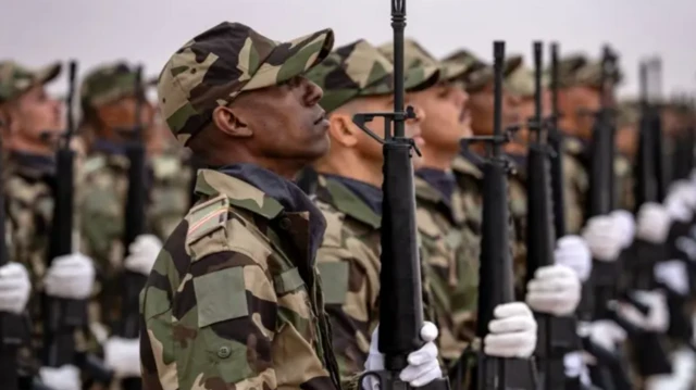 Awọn ọmogun Amẹrika duro wamu wamu pẹlu ibọn lọwọ wọn ni Liberia