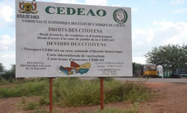 Une pancarte portant des directives de la CEDEAO