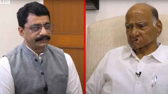 बीबीसी मराठीचे संपादक अभिजीत कांबळे आणि शरद पवार. 