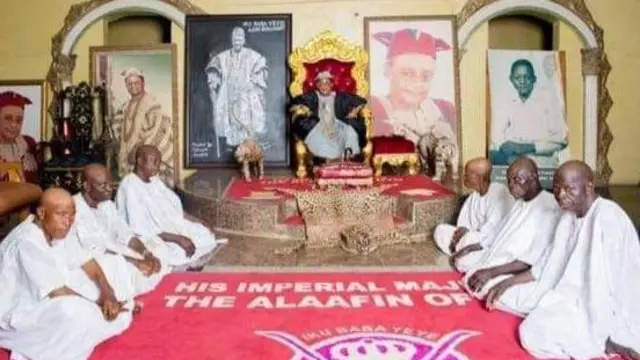 Alaafin Adeyẹmi III atawọn ilari rẹ.