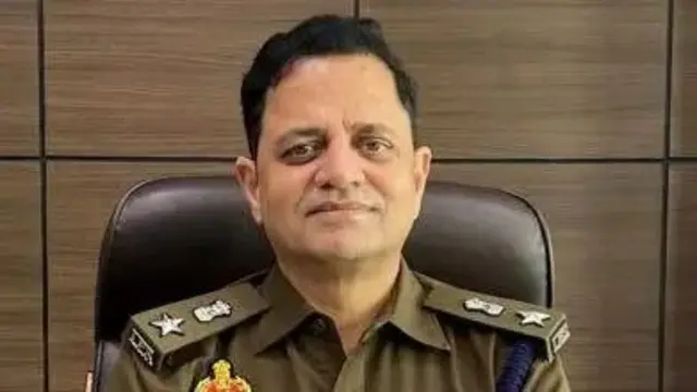 போலி ஐ ஏ எஸ் அதிகாரி 