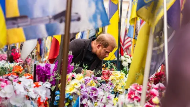 Принц Гаррі відвідав народний меморіал на Майдані Незалежності у Києві