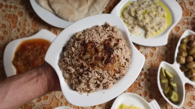 Nasi ditaburi bawang goreng