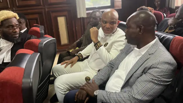 Nnamdi Kanu nọ n'Ụlọikpe Ukwu Etiti dị n'Abuja ụbọchị Fraịde 2 Mee, 2025