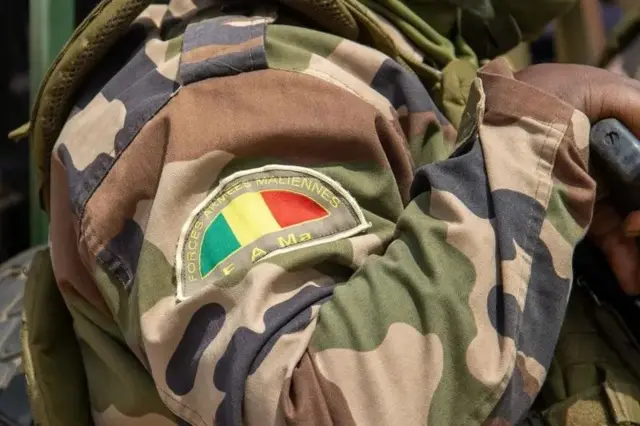 Logo des Forces armées maliennes (FAMA) lors d'une rencontre entre les membres de l'association Tamouzok (vivre ensemble) et les autorités maliennes à Bamako le 15 février 2025.
