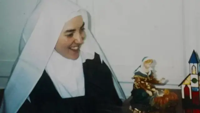  Alipokuwa Dada Mary Elizabeth, Lisa alikuwa wa mfumo wa kidini wa Kanisa Katoliki la Karmeli