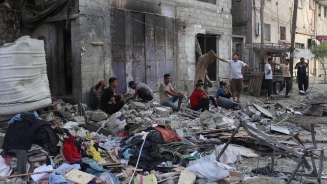 palestinos se sientan entre los escombros de una casa en Rafah atacada por las tropas israelíes.