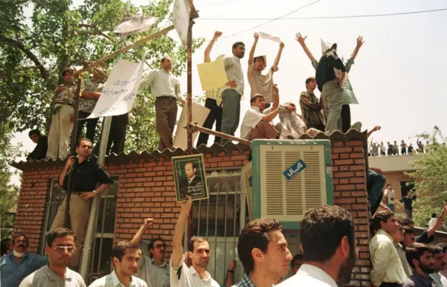 साल 1999 में ईरान में छात्रों ने बड़ा विरोध प्रदर्शन किया था (फ़ाइल फ़ोटो)