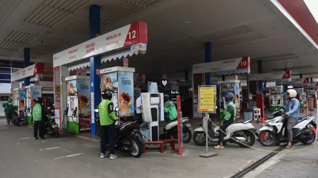 Pengendara motor antre mengisi BBM di salah satu SPBU kawasan Kuningan, Jakarta, Minggu (1/3/2026).