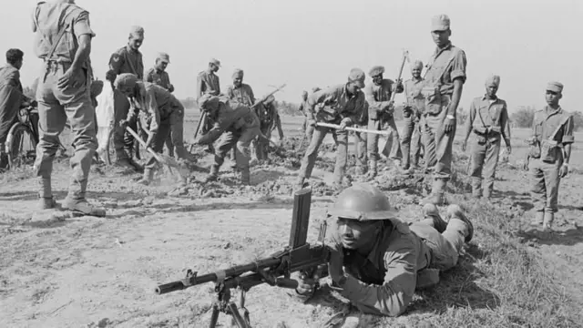 1971 के अंत में, भारतीय सैनिकों ने बांग्लादेश के अंदर लड़ाई लड़ी