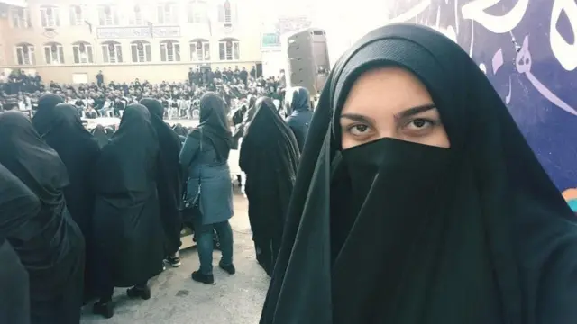 Ribell portant un hijab qui laisse apparaître ses yeux et son front