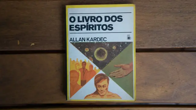 Capa de 'O Livro dos Espíritos' sobre banco