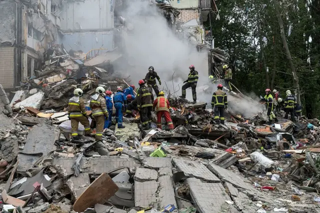 Рятувальники розбирають завали після російського ракетного удару по Києву 31 липня