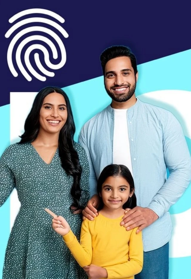 ஒரு சிறிய குடும்பம் ஆதார் பின்னணியில் 