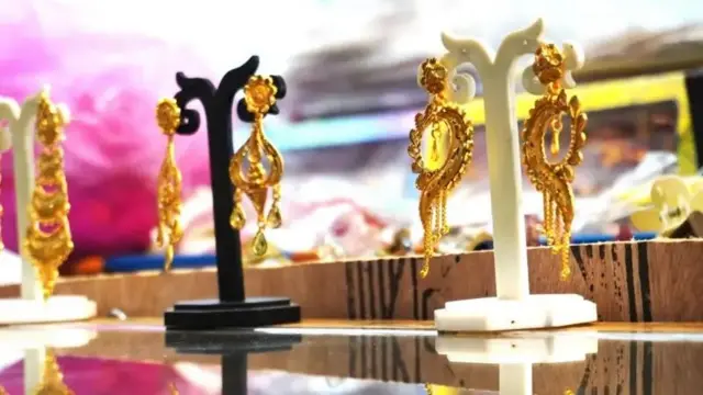 රන් ආභරණ රඳවනයන් මත තබා ඇති අයුරු.